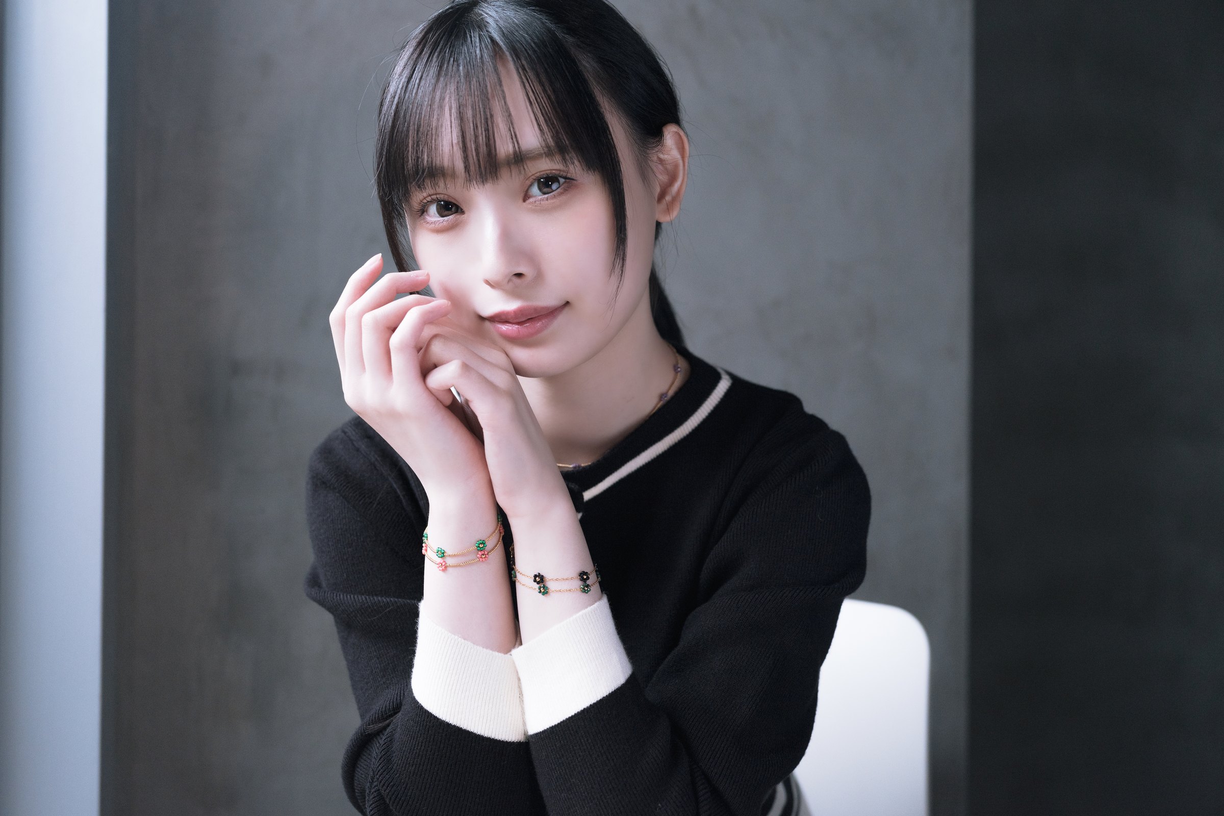 アクセサリーを身につけたモデル