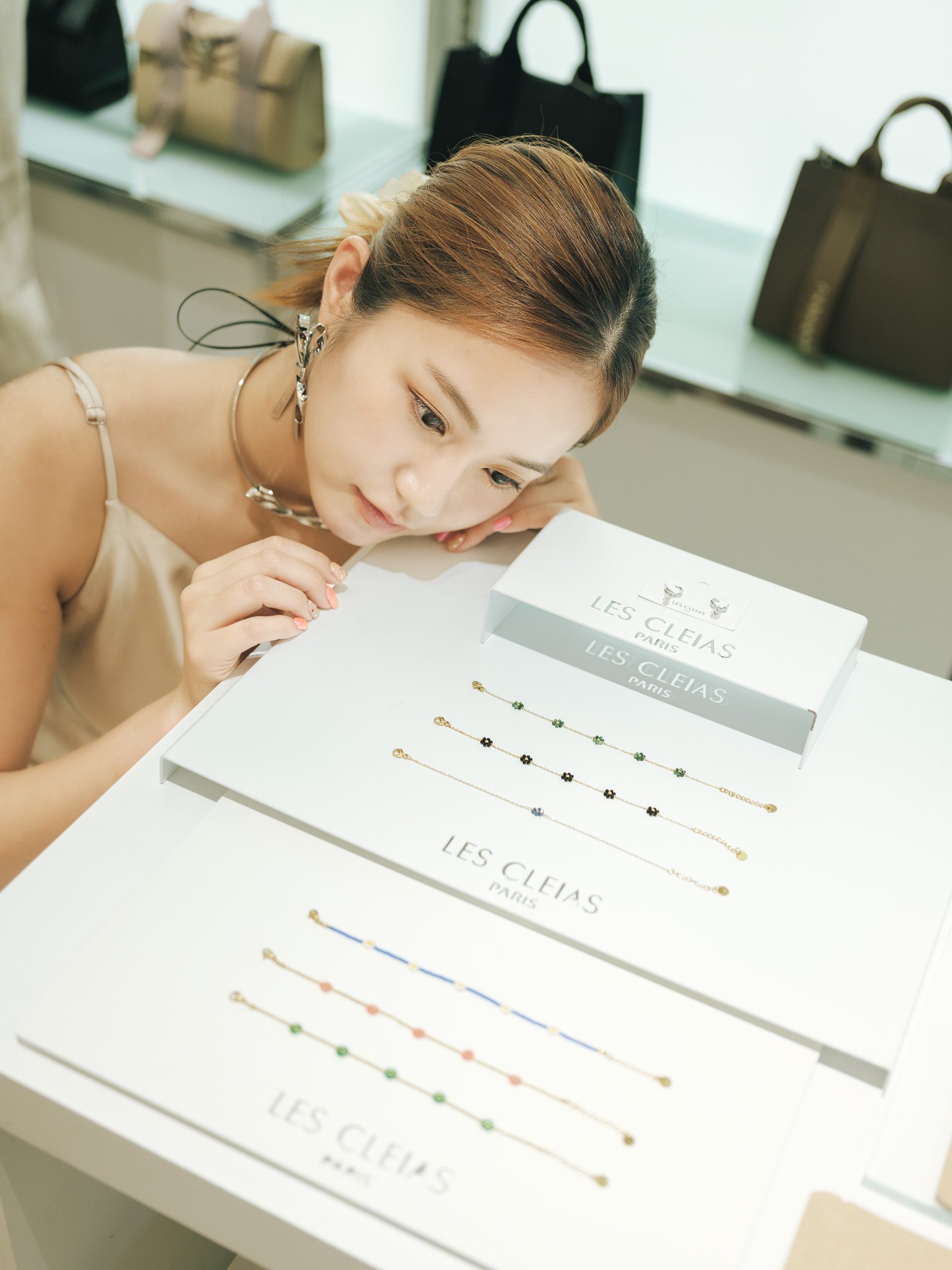 LES CLEIASの売場とモデル