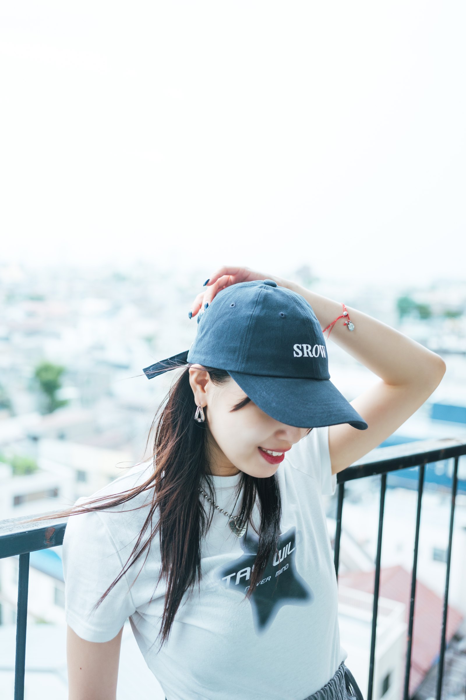 屋外でSROWのキャップを着用したモデル